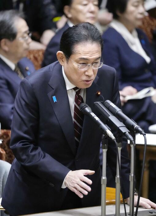 参院予算委で答弁する岸田首相＝28日午前