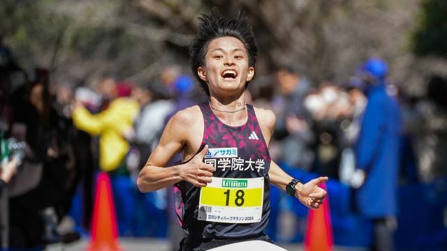 歓喜の雄叫びを上げて優勝のフィニッシュテープを切る青木瑠郁選手