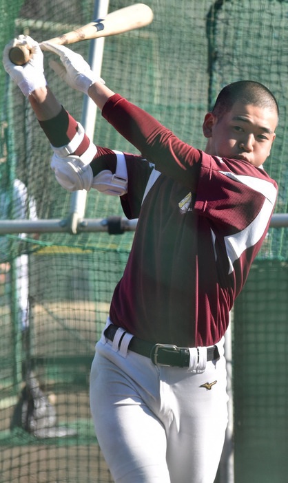 打撃練習する西谷匠人外野手（２年）＝茨城県土浦市中村西根の常総学院野球部グラウンドで２０２４年１月１４日、川島一輝撮影