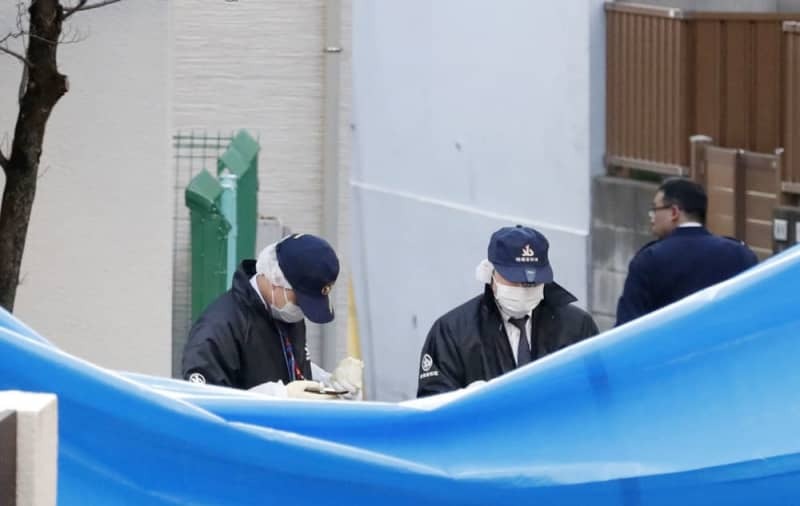 事件があった児童養護施設周辺を調べる捜査員＝２０１９年、東京都渋谷区