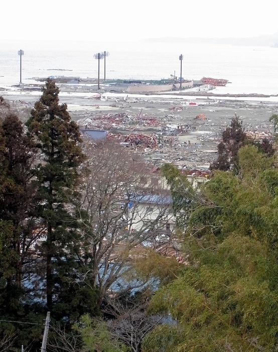 高台にある高田高校グラウンドから海を望む。水泳部が練習していた屋内プール施設は海の近くにあった＝2011年3月17日、岩手県陸前高田市、井上裕一撮影