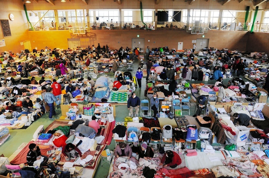 当時、避難所となっていた中学校の体育館＝2011年3月21日、岩手県陸前高田市、山本壮一郎撮影