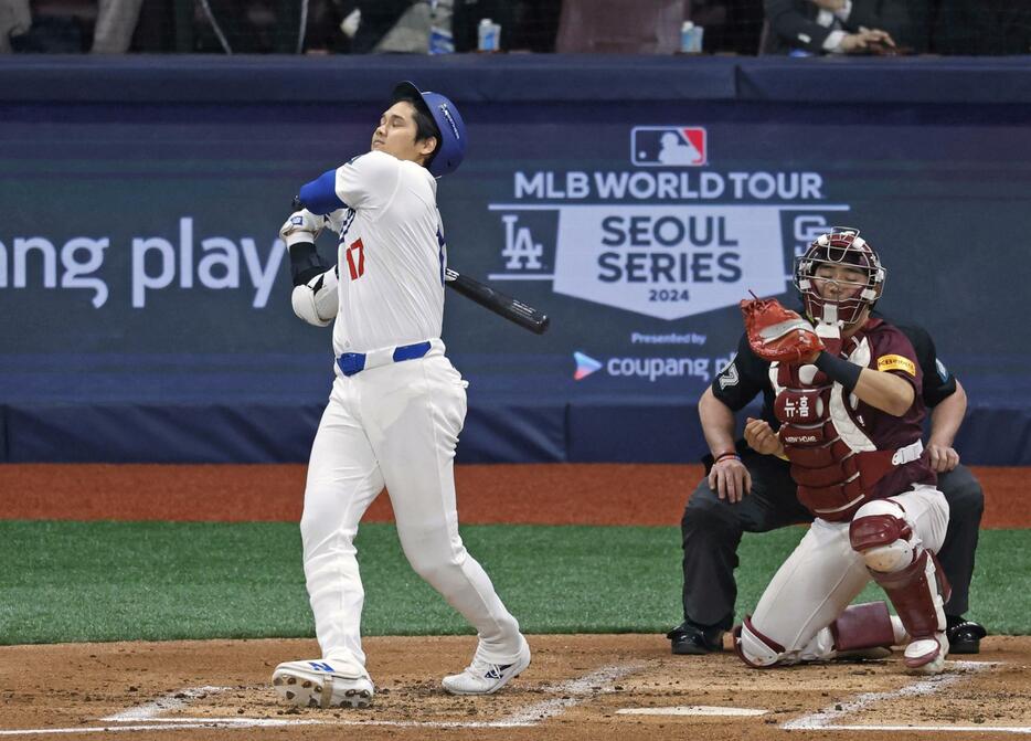 韓国プロ野球キウムとのプレシーズンゲームの2回、空振り三振に倒れる米大リーグ、ドジャースの大谷翔平＝17日、ソウル（共同）