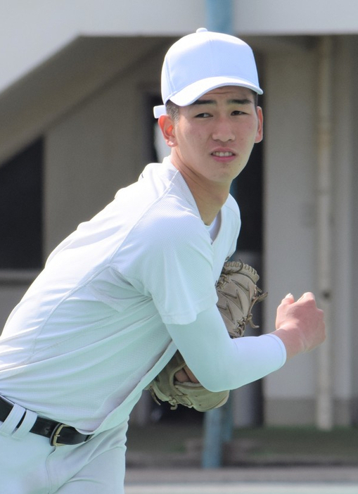 報徳学園の今朝丸裕喜投手（２年）＝兵庫県西宮市で、稲田佳代撮影