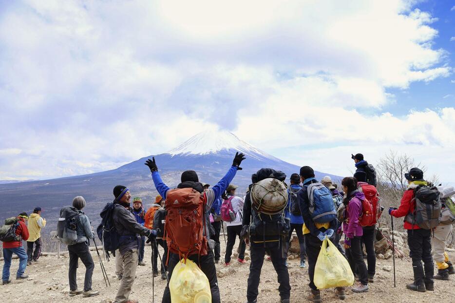 山梨県南部の山、パノラマ台で開かれた「山頂パスタ会」に参加した人たち＝20日午後