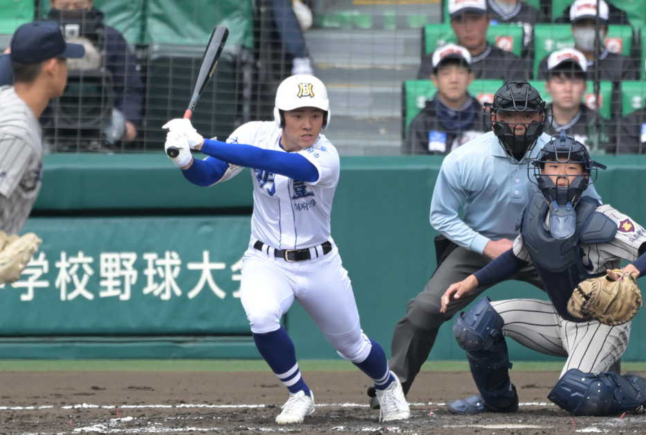 【敦賀気比―明豊】二回裏明豊１死一塁、平野が左前打を放つ＝阪神甲子園球場で、山崎一輝撮影