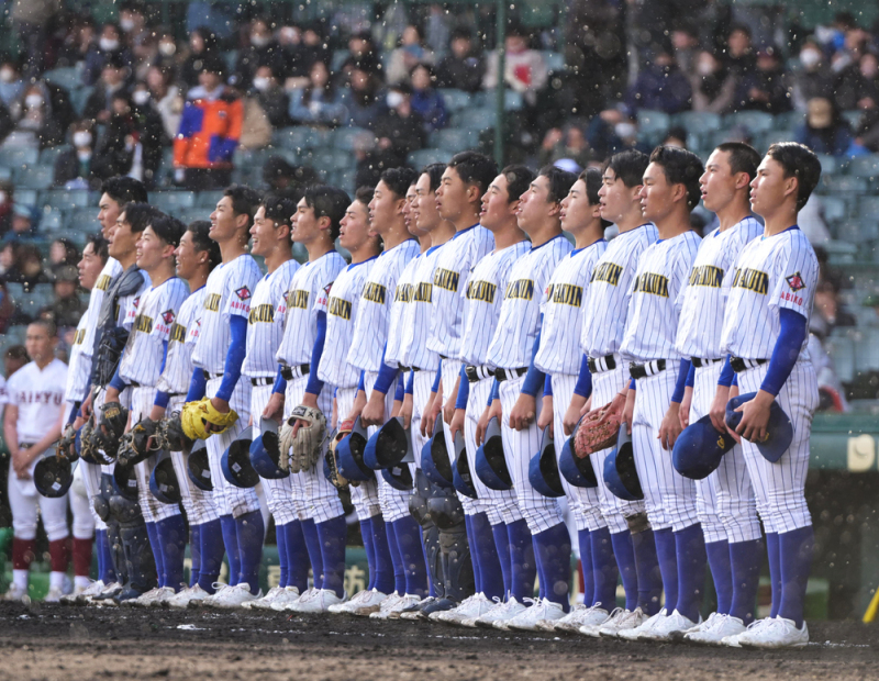 【耐久―中央学院】試合に勝ち、校歌を歌う中央学院の選手たち＝阪神甲子園球場で２０２４年３月２０日、山崎一輝撮影