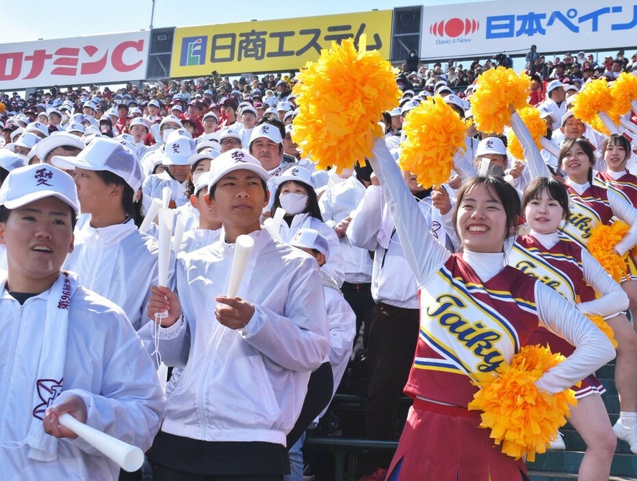 アルプススタンドから笑顔で声援を送る耐久の応援団＝兵庫県西宮市の阪神甲子園球場で、安西李姫撮影