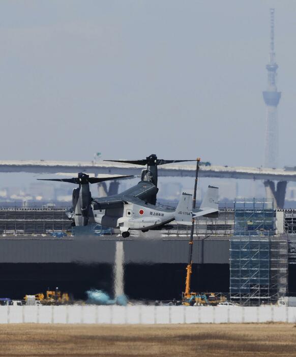 陸上自衛隊木更津駐屯地を離陸する輸送機V22オスプレイ＝21日午前、千葉県木更津市