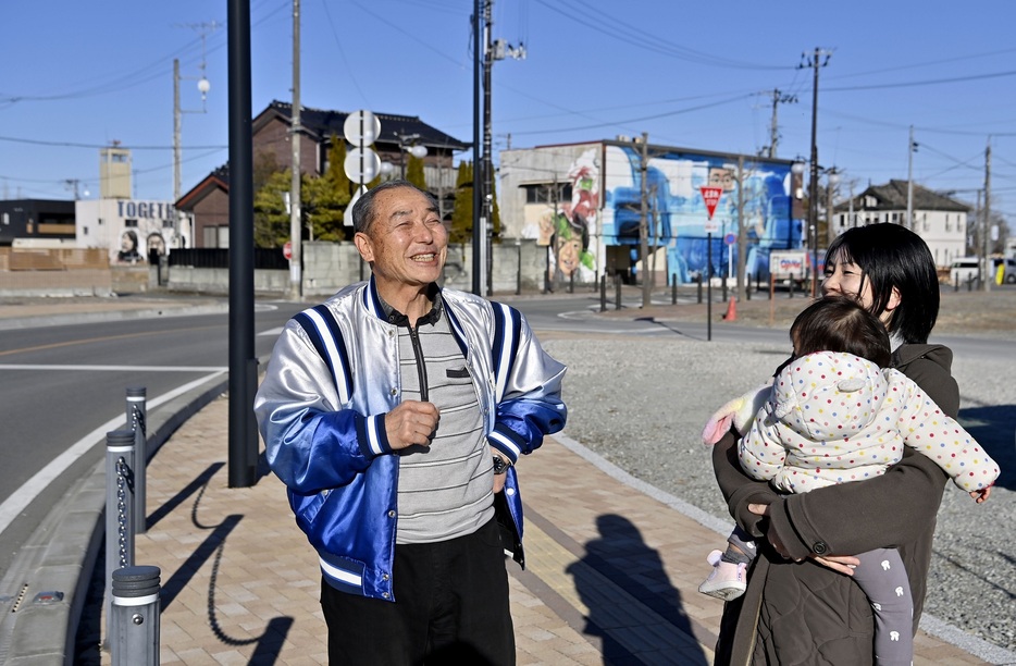 散歩の途中、近所の住民と談笑する山根光保子さん＝2月13日、福島県双葉町