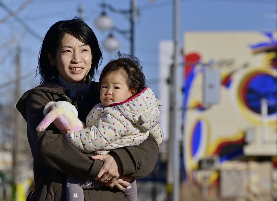 三女彩生ちゃんを抱く山根光保子さん＝2月13日