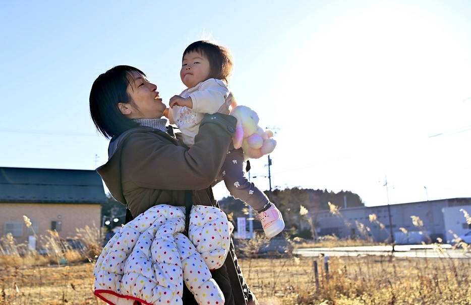 三女彩生ちゃんを抱く山根光保子さん＝福島県双葉町＝2月13日