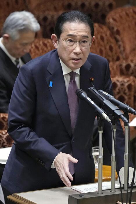 参院予算委で答弁する岸田首相＝13日午後