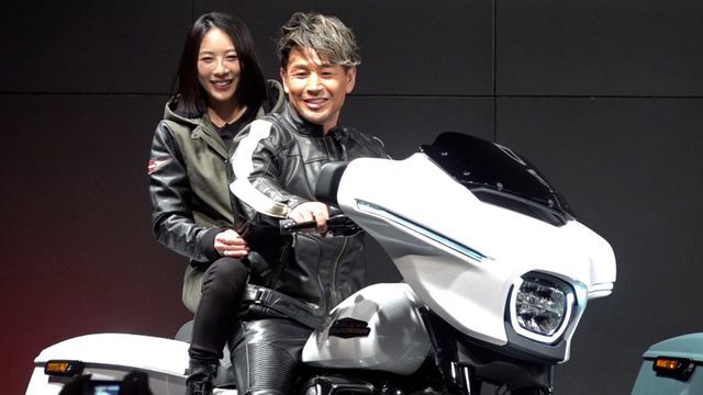 バイクに2人で乗る矢沢さんと魔裟斗さん