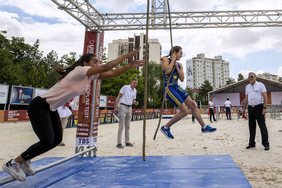 2022年6月にトルコで行われた近代五種のテスト大会でロープを使った障害物に挑む選手＝アンカラ（Anadolu　Agency提供・ゲッティ＝共同）