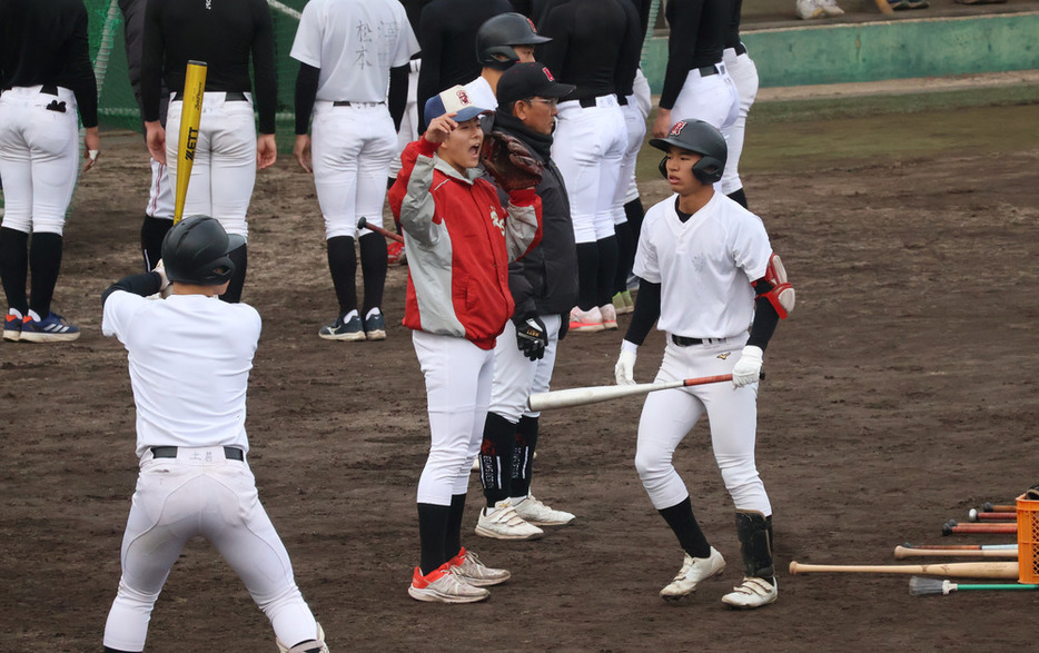 練習中、声を張り上げる河手音和記録員（中央）＝広島市安佐南区の広陵高で２０２４年２月８日午後４時５７分、武市智菜実撮影