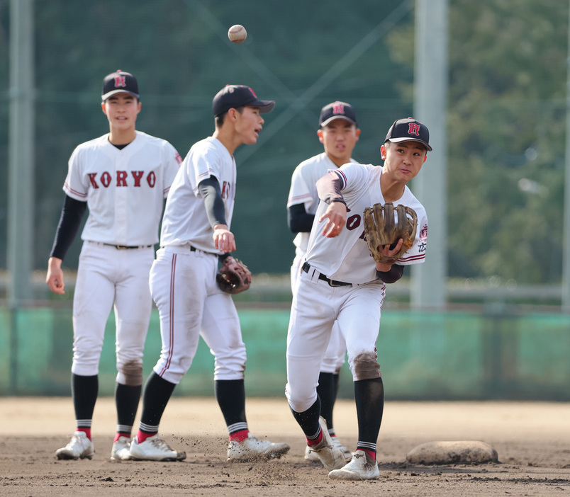 守備練習する広陵の選手たち＝広島市安佐南区で、長谷川直亮撮影