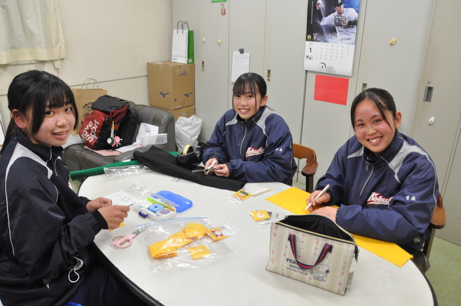 お守りを作るマネージャーの３人。（右から）可徳さん、中原さん、本山さん