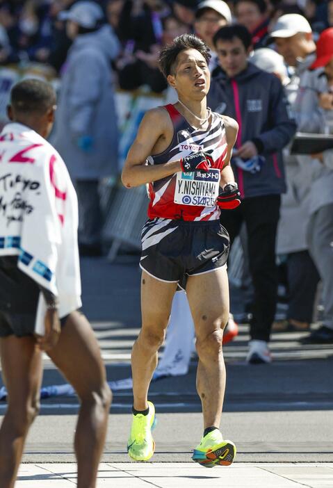 男子の日本勢トップとなる9位でゴールする西山雄介＝東京都千代田区