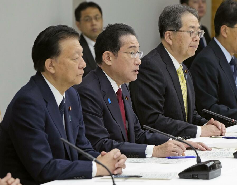 建設業界関係者との意見交換会で、あいさつする岸田首相（左から2人目）＝8日午前、首相官邸