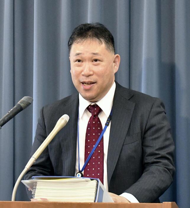 記者会見する防衛省の茂木陽報道官＝8日午後、防衛省