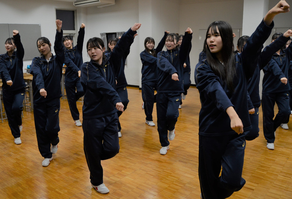 練習に熱が入るチアリーダー部の部員たち＝甲府市の山梨学院高で２０２４年３月５日、佐藤薫撮影