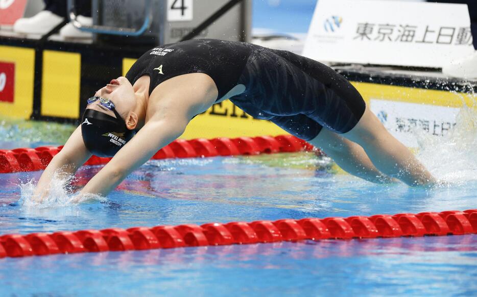 女子100メートル背泳ぎ決勝　スタートする白井璃緒＝東京アクアティクスセンター