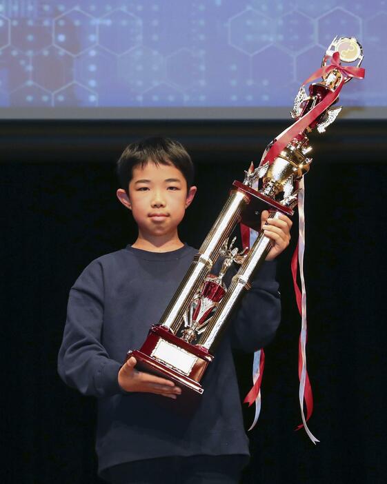 「2023年度全国選抜小学生プログラミング大会」でグランプリの文部科学大臣賞に選ばれた宮崎県代表の上田蒼大君＝3日午後、東京都港区