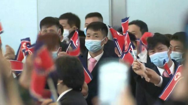 羽田空港に到着したサッカー北朝鮮代表