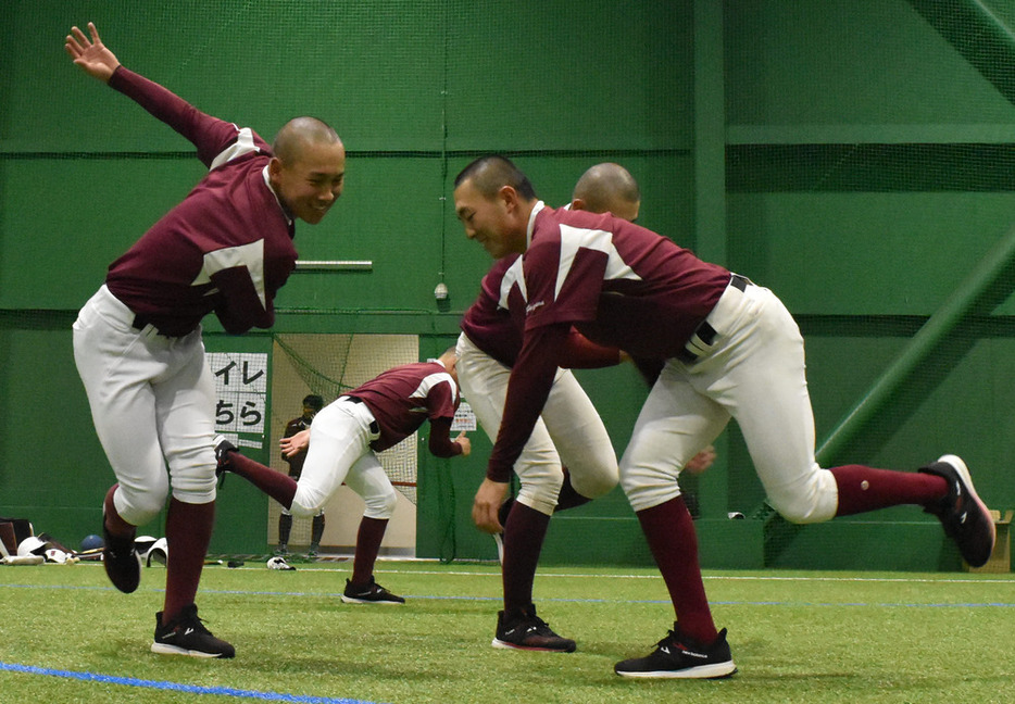 体幹や瞬発力を鍛えるトレーニングに励む森田大翔（手前左）と杉山陽大（同右）ら＝兵庫県淡路市佐野新島の淡路佐野運動公園で２０２４年３月２６日、川島一輝撮影