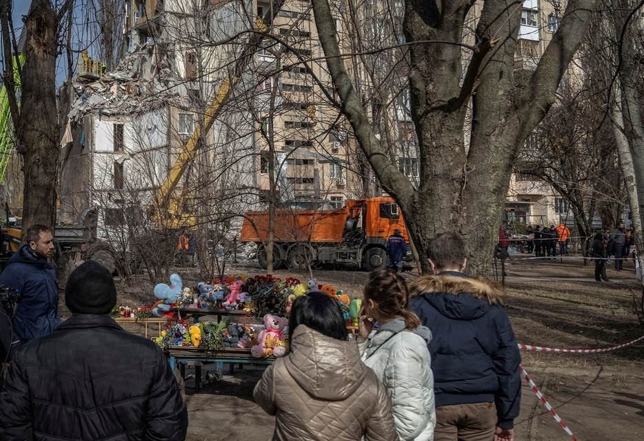 ウクライナ南部オデッサの集合住宅前で、ロシアの攻撃による死者を追悼する人々＝3日（ロイター＝共同）