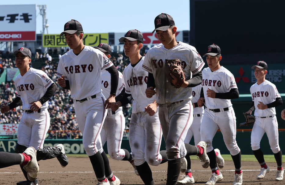 【広陵―青森山田】青森山田に敗れ、グラウンドを後にする広陵の選手たち＝兵庫県西宮市の阪神甲子園球場で、喜屋武真之介撮影