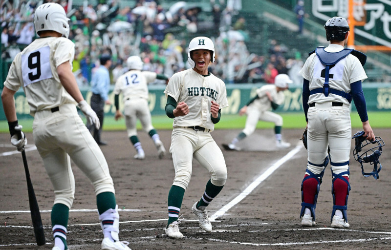 【大阪桐蔭－報徳学園】一回裏報徳学園無死満塁、斎藤の適時打で三塁走者の橋本（中央）が生還＝阪神甲子園球場で2024年3月28日、北山夏帆撮影