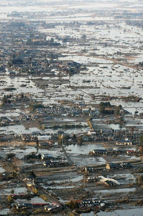 津波で水浸しになった住宅地＝2011年3月13日、宮城県山元町で共同通信社ヘリから