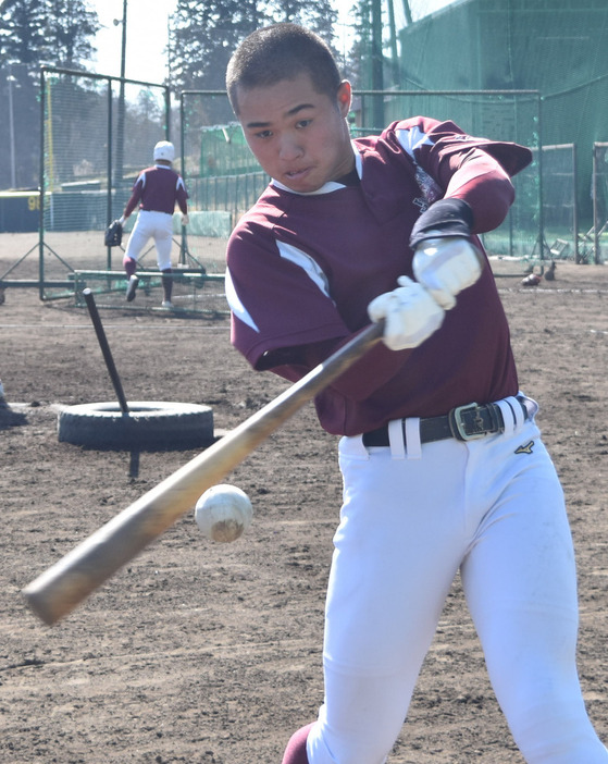 打撃練習する中村虎汰郎内野手（２年）＝茨城県土浦市中村西根の常総学院野球部グラウンドで２０２４年２月１８日、川島一輝撮影