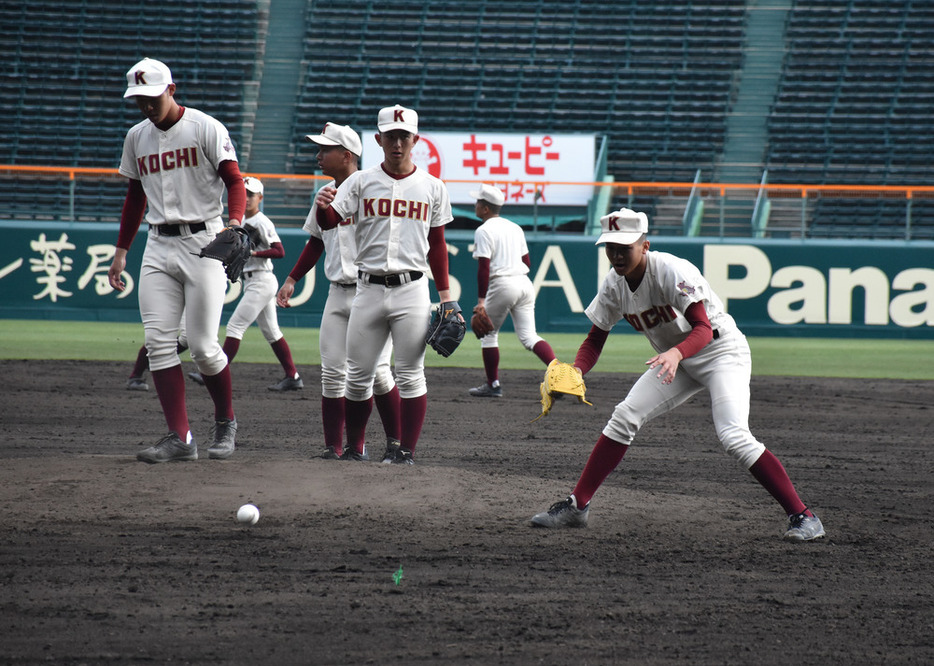 甲子園練習でシートノックを受ける高知の選手たち＝兵庫県西宮市の阪神甲子園球場で、２０２４年３月１３日、来住哲司撮影