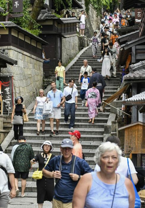 京都・清水寺近くを散策する外国人観光客＝２０２３年７月