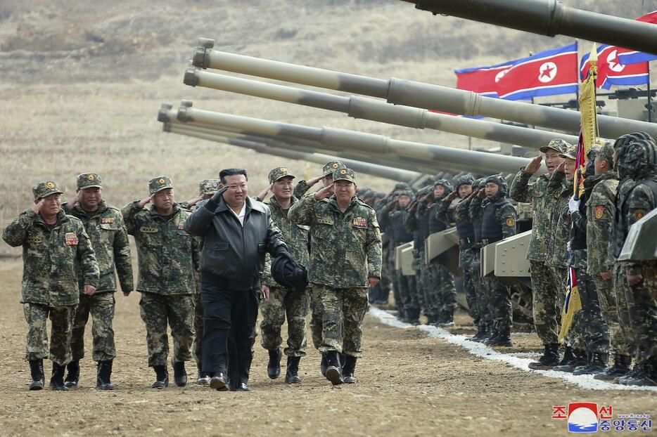 北朝鮮の朝鮮人民軍の戦車部隊による訓練を指導した金正恩朝鮮労働党総書記（左から4人目）＝13日（朝鮮中央通信＝共同）