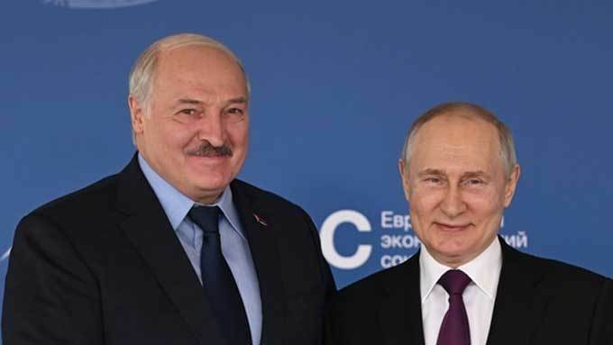 ＜Russia Putin Eurasian Economic Forum＞ 24.05.2023 Russian President Vladimir Putin greets Belarusian President Alexander・・・