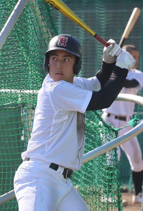 広陵の草島絃太内野手（１年）＝広島市安佐南区の同高で、武市智菜実撮影