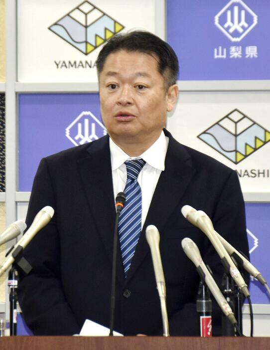 記者会見する山梨県の長崎幸太郎知事＝22日午後、県庁