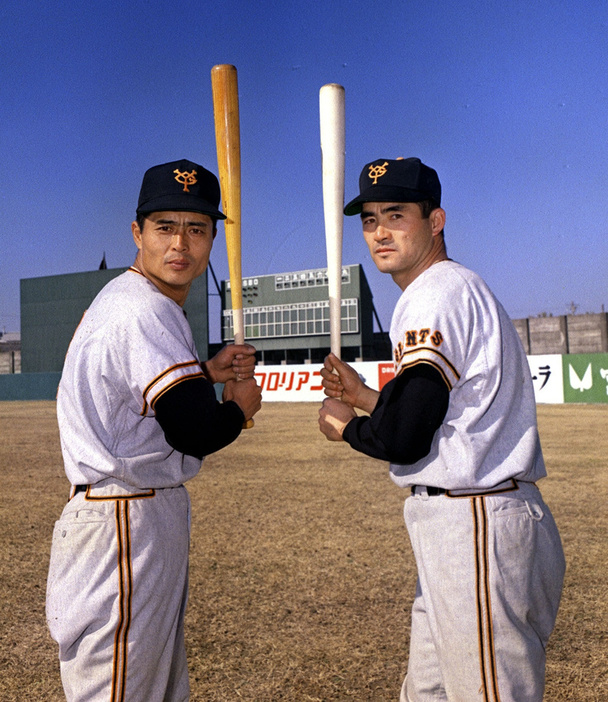 巨人V9を支えた王貞治（左）と長嶋茂雄の「ON砲」＝1970年2月、宮崎県営球場
