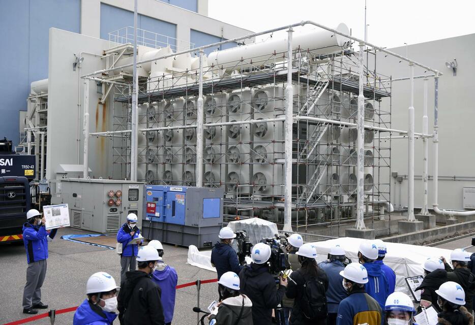 報道陣に公開された北陸電力志賀原発2号機の変圧器＝7日午後、石川県志賀町