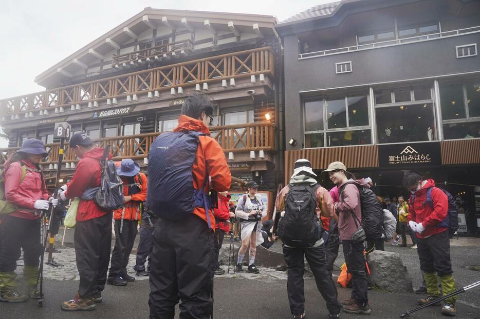 富士山の山梨県側の登山道「吉田ルート」が山頂まで開通し、多くの登山客らでにぎわう5合目付近＝2023年7月