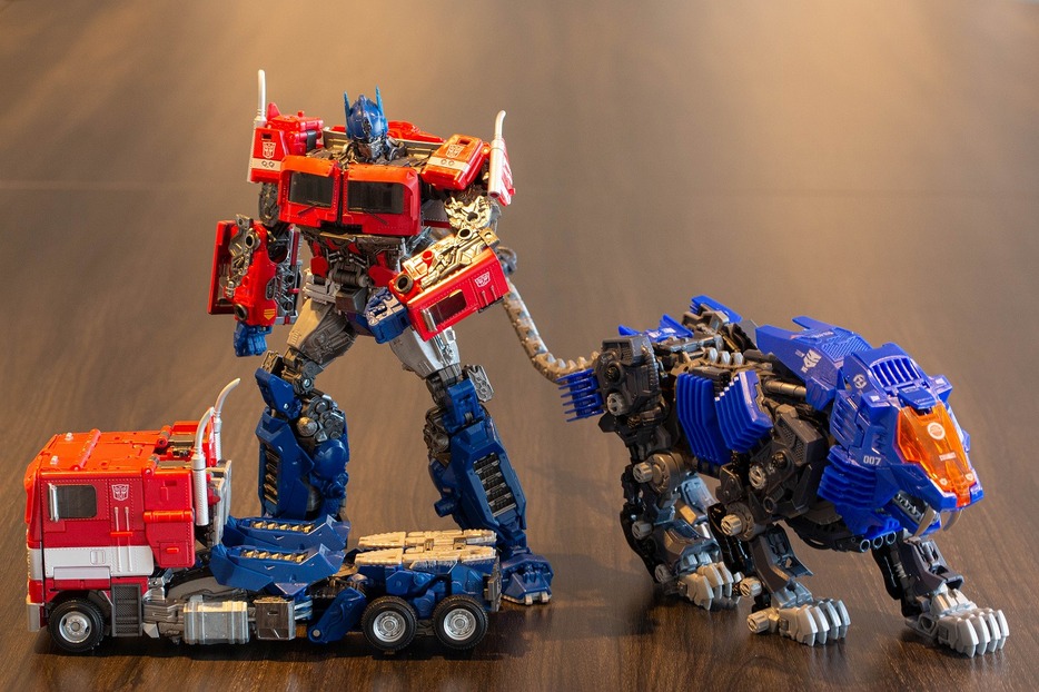 タカラトミーの代表的なロボット玩具のトランスフォーマー（左）とゾイド（右）。SORA-Qにはトランスフォーマーだけでなく、動物や恐竜をモデルにしたゾイドの技術も活用されている