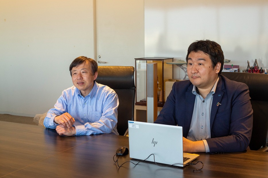 タカラトミーでSORA-Qの開発に関わった米田陽亮さん（左）とSORA-Qの新規事業を立ち上げた赤木謙介さん（右）