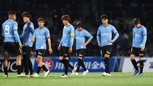 1日の磐田戦で4-5で敗れた川崎の選手たち(写真：時事)