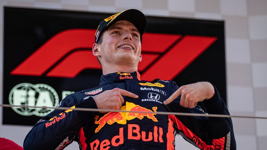 2019年のオーストリアGPではホンダ第4期初勝利を記録。表彰台では胸のホンダロゴを強調した／(C)Getty Images
