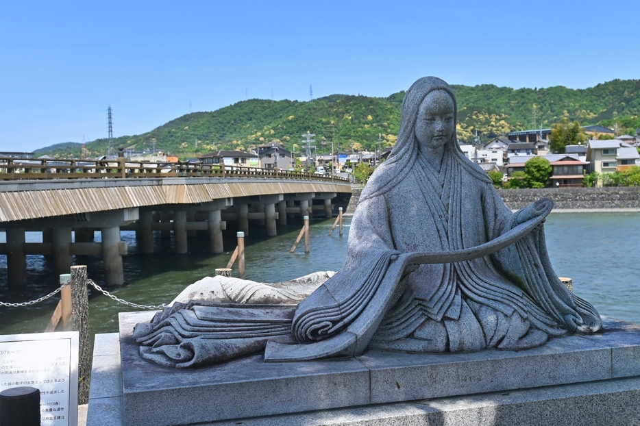 ［写真］ 宇治市の宇治橋と紫式部像（kamogawa/イメージマート）