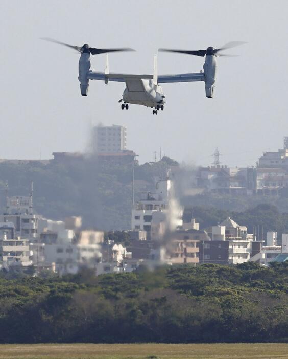 米軍普天間飛行場から離陸する米海兵隊MV22オスプレイ＝14日午前8時53分、沖縄県宜野湾市